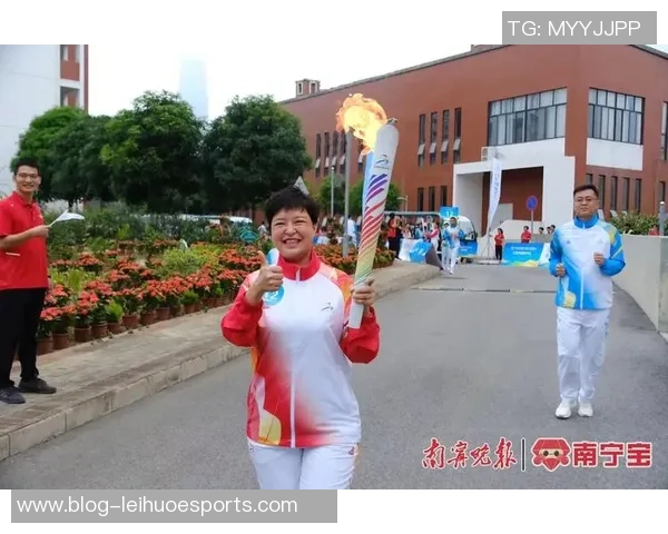 足球场上的爱恋与梦想泡女星的青春故事